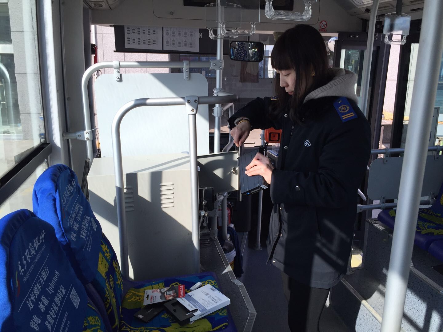 默默无闻勤奉献 配合春运有保障
